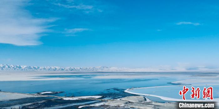 圖為冬季茶卡天空壹號(hào)景區(qū)?！±罱瓕?攝