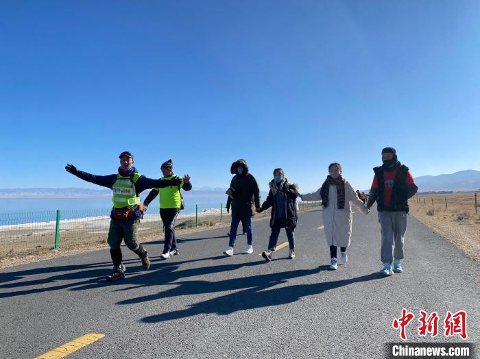 圖為徒步現(xiàn)場?!±罱瓕?攝