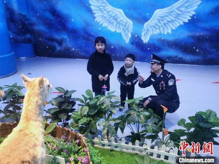 圖為森林警察為小朋友科普野生動(dòng)物保護(hù)知識?！∥乃碱?攝