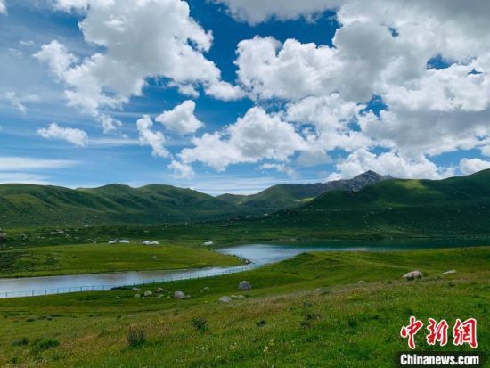 圖為果洛州境內(nèi)的年保玉則。（資料圖）　孫?！z