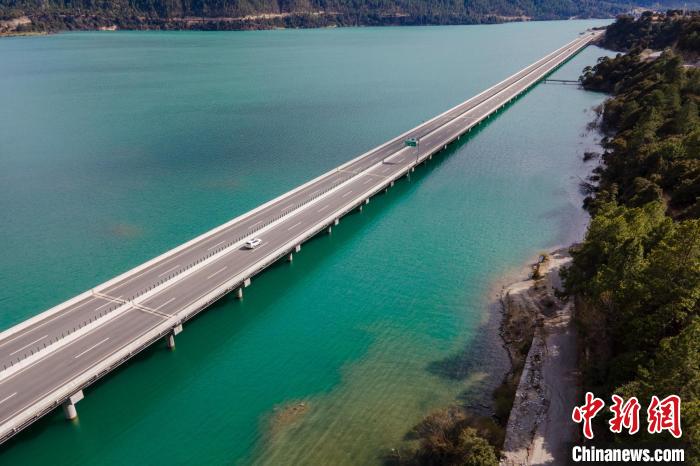 資料圖為西藏拉薩至林芝高等級公路多布湖風(fēng)光?！〗w波 攝
