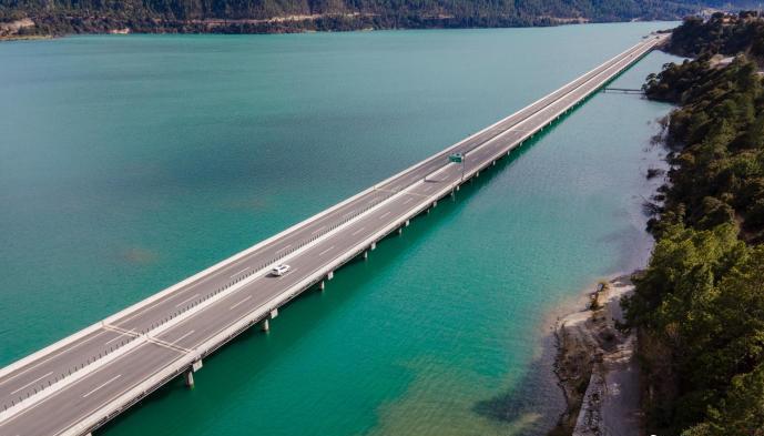 資料圖為西藏拉薩至林芝高等級公路多布湖風(fēng)光?！〗w波 攝