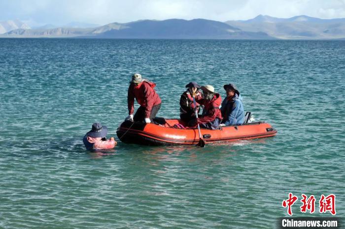 科考隊(duì)員乘充氣快艇考察扎日南木錯(cuò)歸來(lái)?！?lt;a target='_blank' ><p  align=