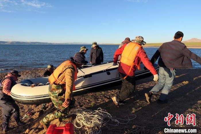 完成達(dá)則錯(cuò)科考任務(wù)，科考隊(duì)員抬充氣快艇上岸。　<a target='_blank' ><p  align=