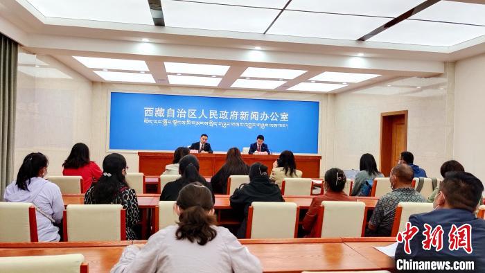 圖為西藏阿里地區(qū)在拉薩召開新聞發(fā)布會，發(fā)布西藏和平解放70年來阿里地區(qū)經(jīng)濟(jì)社會發(fā)展成就?！∝暽＠?攝