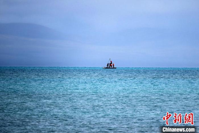 從岸邊營地以長焦鏡頭遠眺，科考隊員在巴木錯作業(yè)?！?lt;a target='_blank' ><p  align=