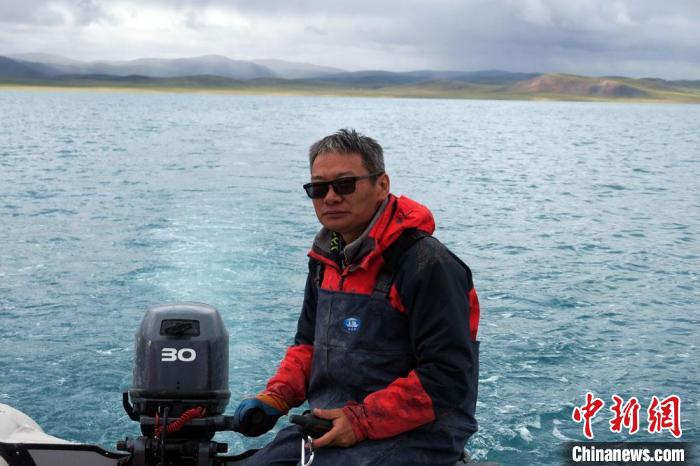 本次科考領隊、中科院青藏高原所侯居峙研究員駕駛充氣快艇?！?lt;a target='_blank' ><p  align=