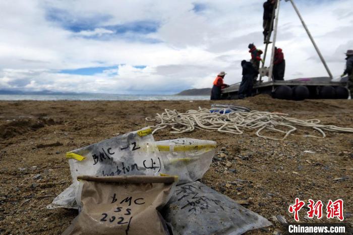 科考隊員從巴木錯采集的科研樣品?！?lt;a target='_blank' ><p  align=