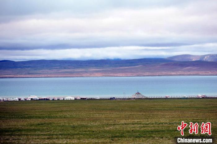 西藏安多縣茲格塘錯(cuò)岸邊帳篷林立，旅游業(yè)發(fā)展勢(shì)頭良好?！?lt;a target='_blank' ><p  align=