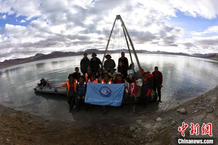 科考隊(duì)員在結(jié)則茶卡湖岸邊合影。　<a target='_blank' ><p  align=