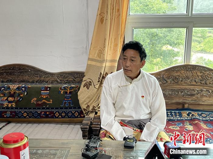 巴卡村黨支部書(shū)記、村委會(huì)主任尼瑪次仁。周璟 攝