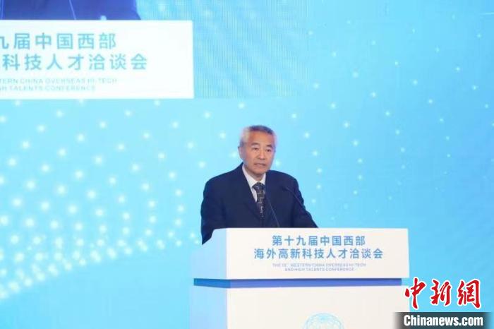 全國(guó)政協(xié)副主席、九三學(xué)社中央常務(wù)副主席邵鴻出席論壇并致辭?！∷拇ㄊ∥y(tǒng)戰(zhàn)部供圖