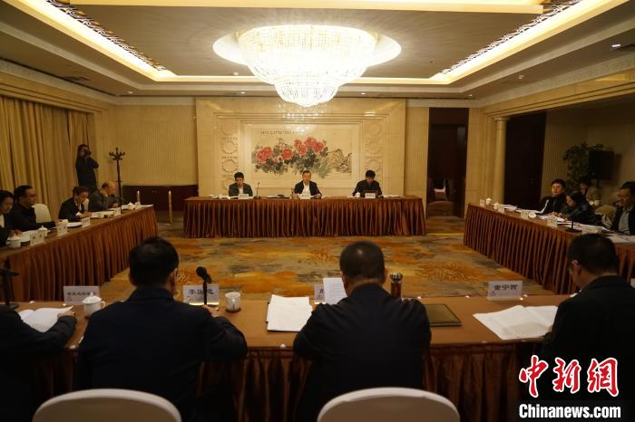 圖為座談會(huì)現(xiàn)場?！∨擞隄?攝