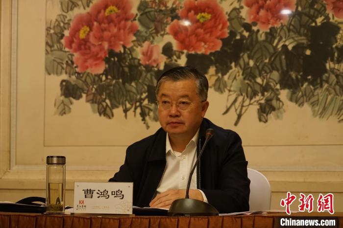 圖為全國人大常委會(huì)委員、全國人大華僑委員會(huì)副主任委員、致公黨中央副主席曹鴻鳴講話?！∨擞隄?攝