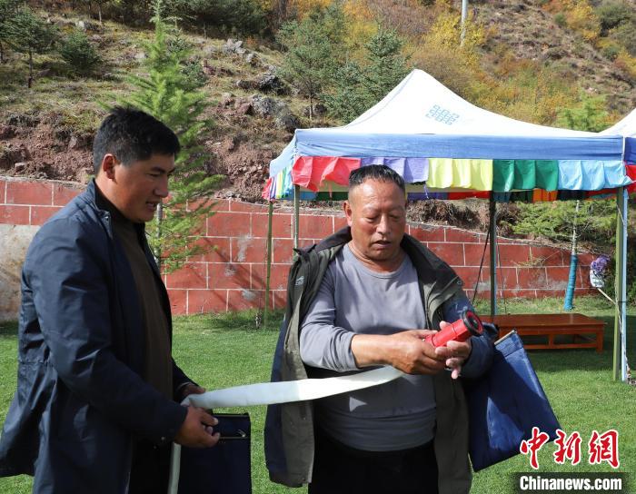 圖為護(hù)林員操作體驗(yàn)滅火裝備。　昌都市森林消防支隊(duì) 供圖