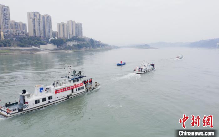 聯(lián)合巡江守護(hù)活動(dòng)現(xiàn)場?！〗部h融媒體中心 攝