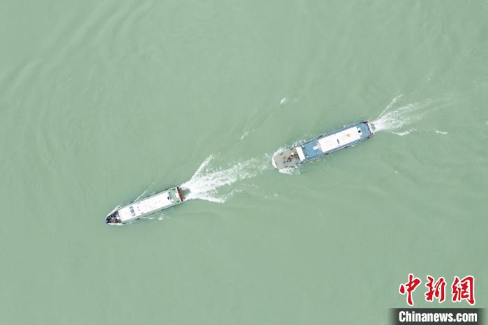 聯(lián)合巡江守護(hù)活動(dòng)現(xiàn)場?！〗部h融媒體中心 攝