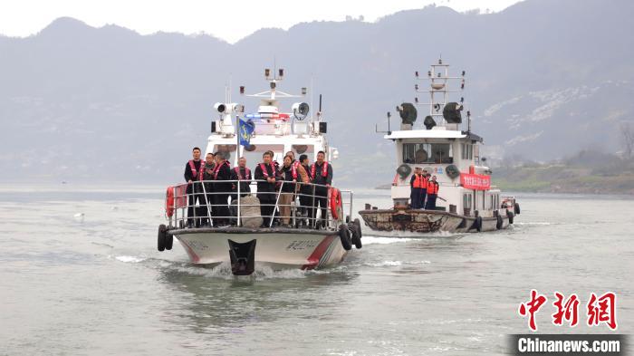 聯(lián)合巡江守護(hù)活動(dòng)現(xiàn)場?！〗部h融媒體中心 攝