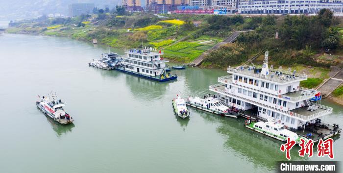 聯(lián)合巡江守護(hù)活動(dòng)現(xiàn)場。　江安縣融媒體中心 攝