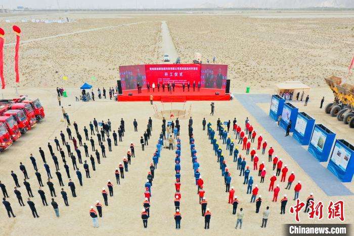 圖為無人機航拍開工現(xiàn)場?！∷髂辖?攝