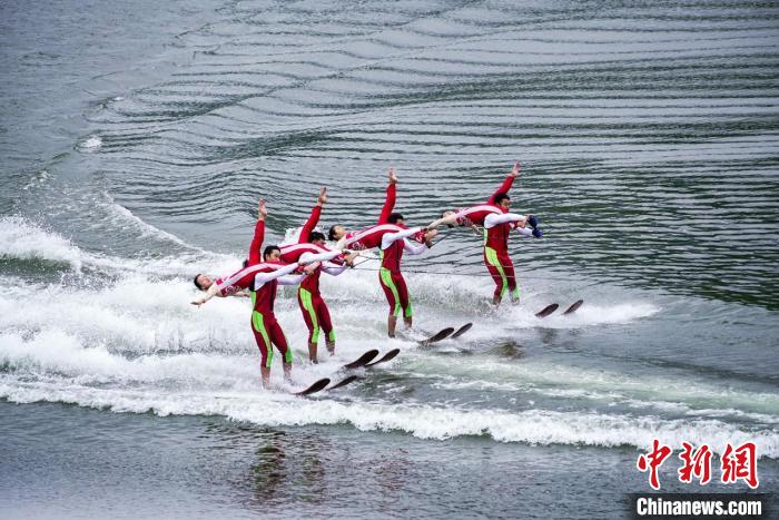 捕魚節(jié)上的水上表演?！≈鬓k方供圖