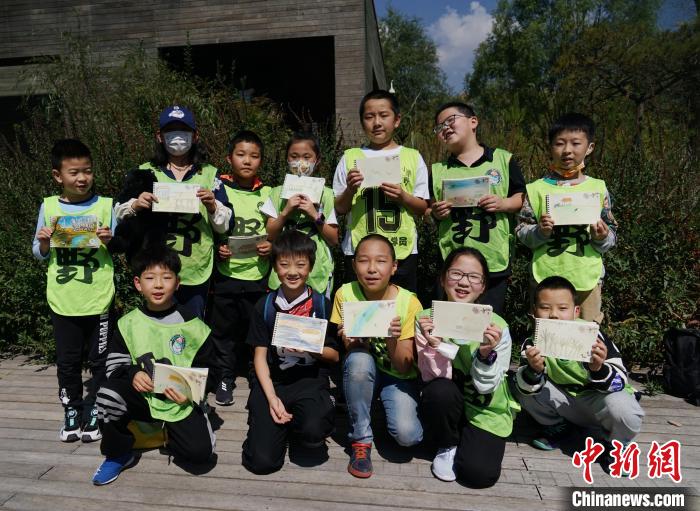 圖為小朋友展示學(xué)習(xí)成果。　馬銘言 攝