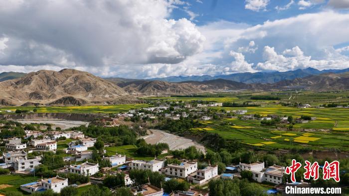 圖為依地形而建的西藏拉薩市尼木縣村居?！≈x牧 攝