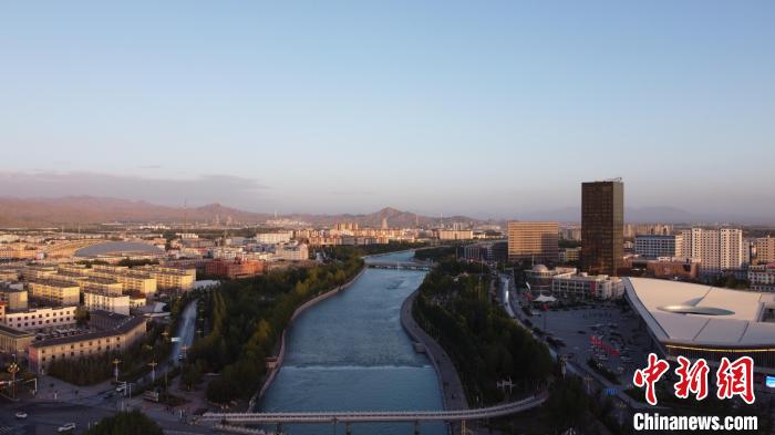 圖為無人機航拍德令哈巴音河。　何倩楠 攝