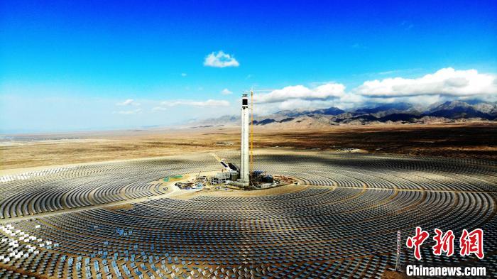 圖為德令哈光伏產(chǎn)業(yè)園?！O睿 攝