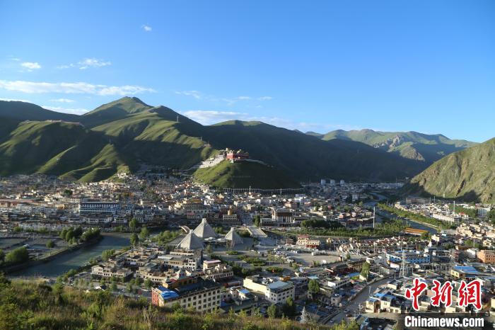 圖為航拍玉樹市?！∮駱涫形麄鞑抗﹫D