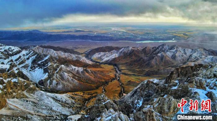 圖為柴達木盆地柏樹山森林地質(zhì)公園云霧繚繞?！“蛨D那生 攝