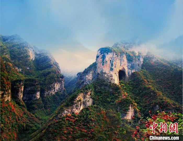 萬源魚泉地標(biāo)?！≈炱桨?攝