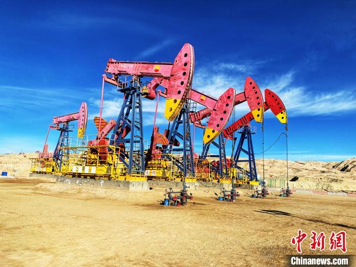 圖為青海油田采油基地?！O睿 攝