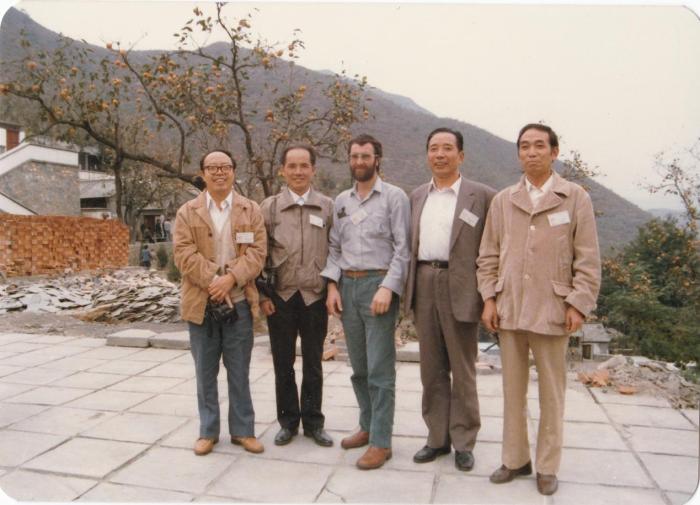 1987年早期脊椎動(dòng)物國(guó)際研討會(huì)在中國(guó)舉行，劉玉海先生(右一)與中外同行專家合影?！avin Young(澳大利亞) 供圖