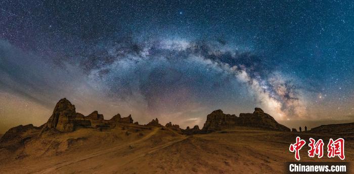資料圖為冷湖賽什騰山天文臺址的星空。　冷湖工業(yè)園區(qū)供圖