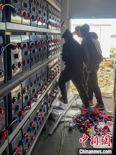 圖為微電網(wǎng)系統(tǒng)安裝調(diào)試現(xiàn)場(chǎng)?！O寶鶴 攝