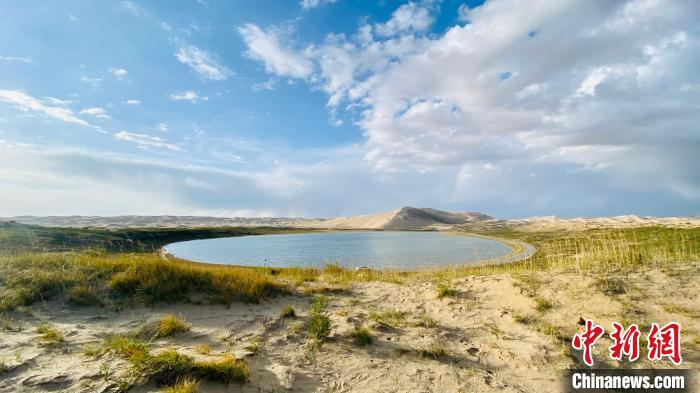圖為青海湖沙島風(fēng)光?！±罱瓕?攝