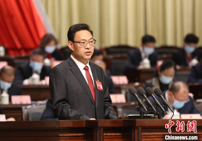 圖為青海省西寧市人民政府代市長石建平作政府工作報(bào)告。　祁增蓓 攝