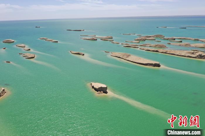 圖為海西州境內(nèi)的水上雅丹風(fēng)光?！≮w凜松 攝