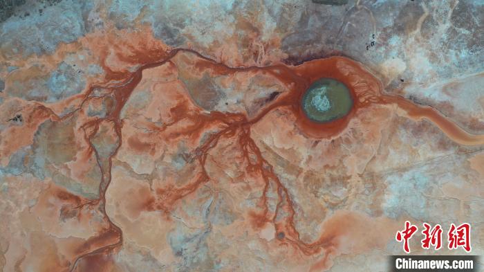 圖為海西州境內(nèi)的“網(wǎng)紅”景點(diǎn)“惡魔之眼”。　趙凜松 攝