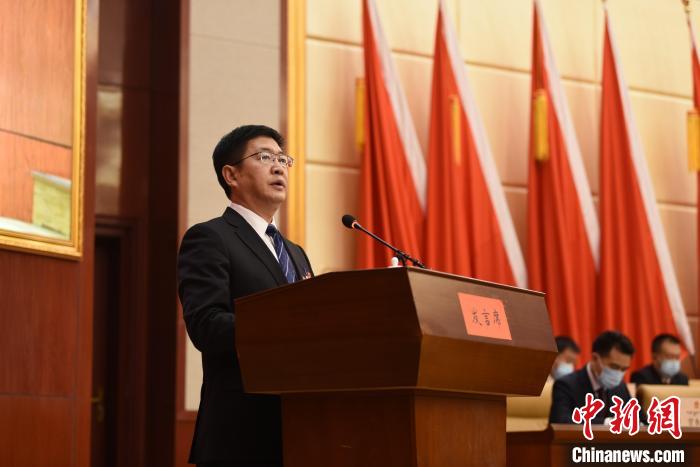 圖為青海省果洛州人民政府州長葉萬彬作政府工作報告?！　《嘟馨盒?攝