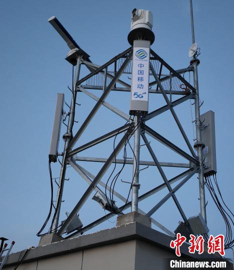 資料圖為建在龍羊峽湖區(qū)內(nèi)的5G基站?！∏嗪Ｒ苿?dòng)海南分公司供圖