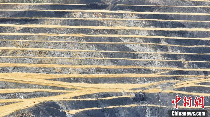 航拍圖為青海省海西蒙古族藏族自治州天峻縣木里礦區(qū)?！●R銘言 攝