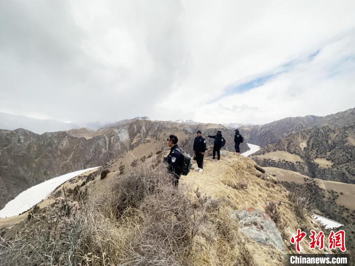 圖為曲麻萊縣崗當(dāng)村的生態(tài)管護(hù)人員開展巡護(hù)?！《“瓦_(dá)杰 攝