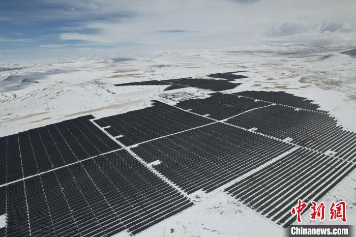 圖為航拍雪后光伏電站。資料圖 姜佳保供圖