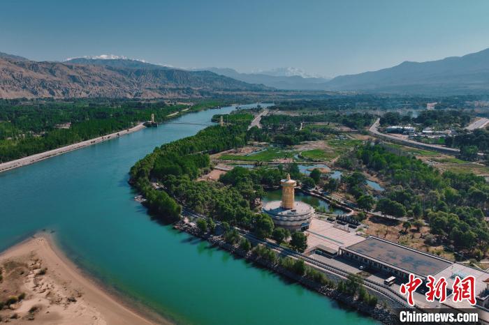 航拍青海貴德黃河岸畔綠意濃濃。　趙凜松 攝