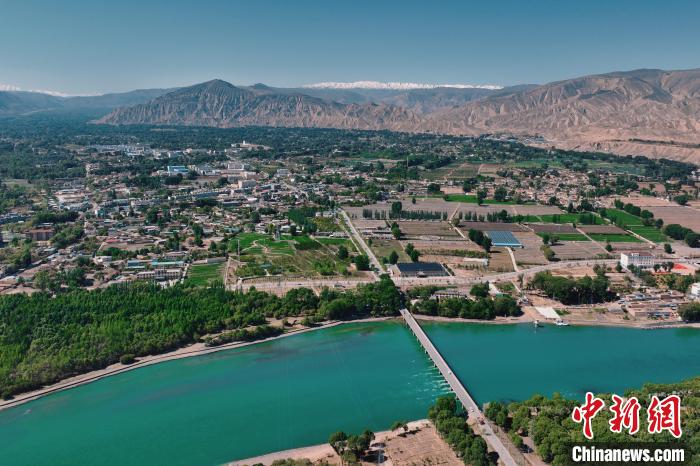 航拍青海貴德黃河岸畔綠意濃濃。　趙凜松 攝