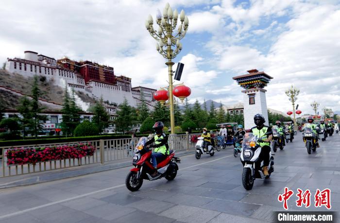 圖為2023年極地G219集結(jié)賽暨金卡納場地賽選手途經(jīng)拉薩布達拉宮?！∮文恋厍蚬﹫D