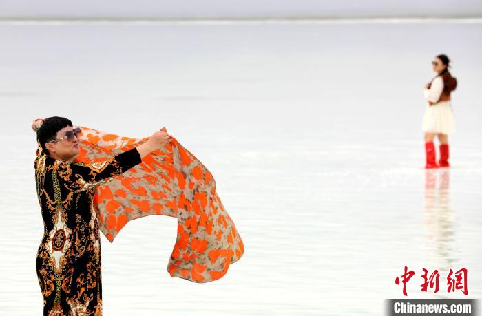 圖為游客在茶卡鹽湖拍照?！⊙Φ?攝