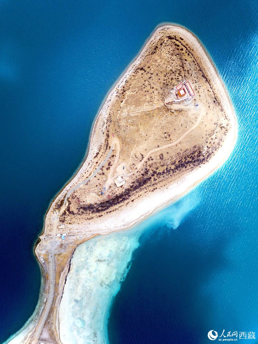 無人機(jī)視角下的西藏羊卓雍錯(cuò)日托寺風(fēng)光。人民網(wǎng)記者 次仁羅布攝